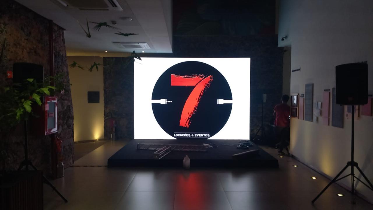 Painel de LED da 7 Locações instalado em um espaço de eventos