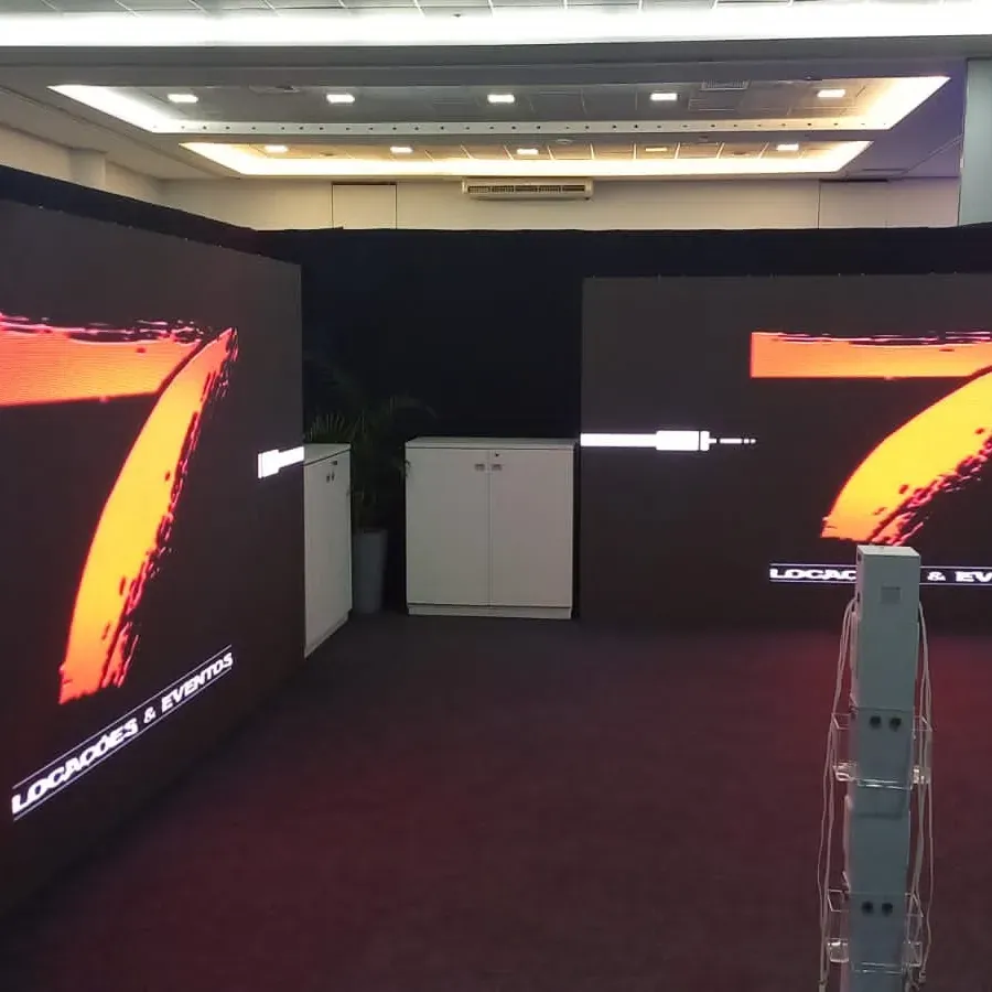Painéis de LED instalados com a identidade da 7 Locações